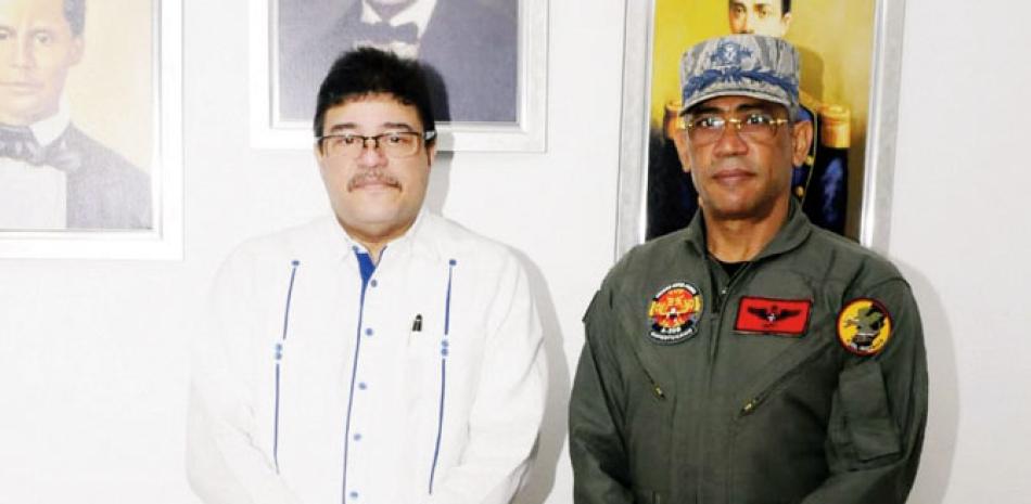 Francisco Camacho, Ministro de Deportes y Recreación, junto al mayor general Elvis Marcelino Feliz Peña, presidente del Círculo Deportivo de las Fuerzas Armadas.