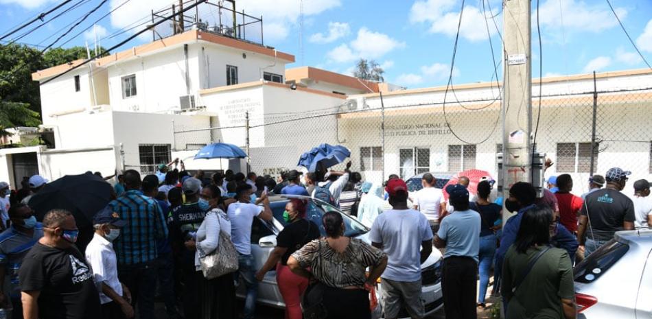 Numerosas personas formando filas en el “Laboratorio Nacional Dr. Defilló” en gestiones de pruebas del letal virus que ya se ha cobrado la vida de 2,345 dominicanos, con 148, 453 infectados.