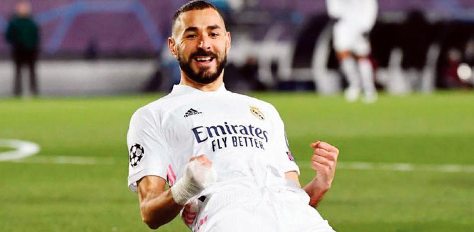 Karim Benzema celebra uno de los dos goles que marcó para el Real madrid en el aprtido de ayer