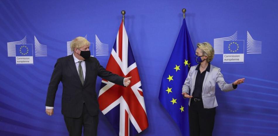 El primer ministro británico Boris Johnson es recibido para una cena de trabajo con la presidenta de la Comisión Europea, Ursula von der Leyen, en Bruselas. Foto: Aaron Chown/AP.