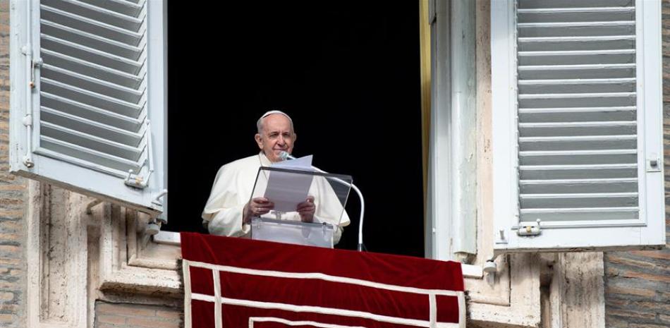 El papa Francisco durante el rezo del Angelus el domingo, en la Plaza de San Pdre. EFE/EPA/VATICAN MEDIA HANDOUT