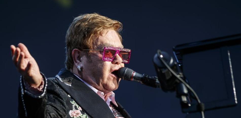 El músico británico Elton John durante un concierto de su gira "Farewell Yellow Brick Road" en el Festival de Jazz de Montreux, en Montreux, Suiza, el 29 de junio de 2019. (Valentin Flauraud/Keystone via AP, Archivo)