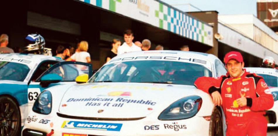 Jimmy Llibre al lado de su imponente Porsche.