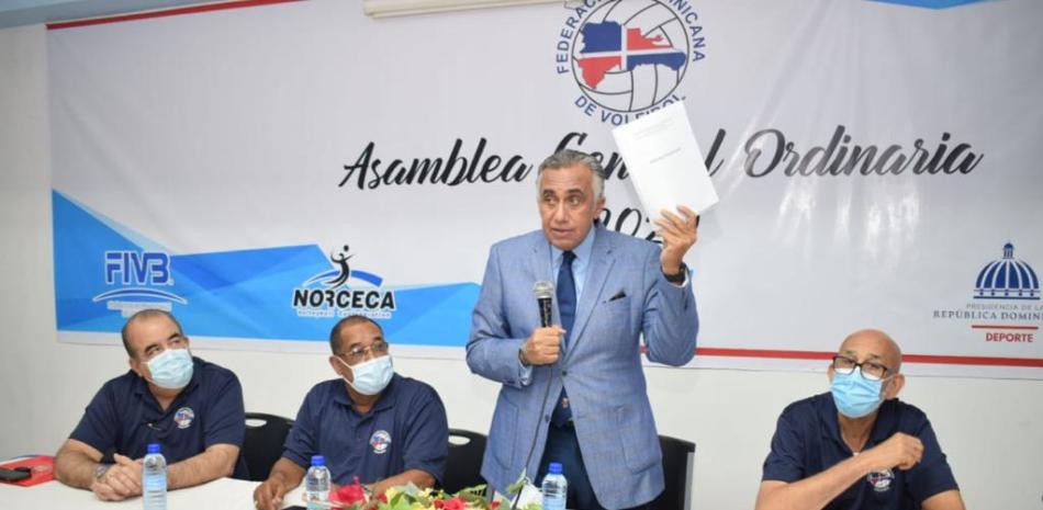 Luis Mejía Oviedo, acompañado por Alexis García, Cristóbal Marte y Nelson Ramírez, mientras resaltaba el trabajo realizado por la Federación Dominicana de Voleibol.