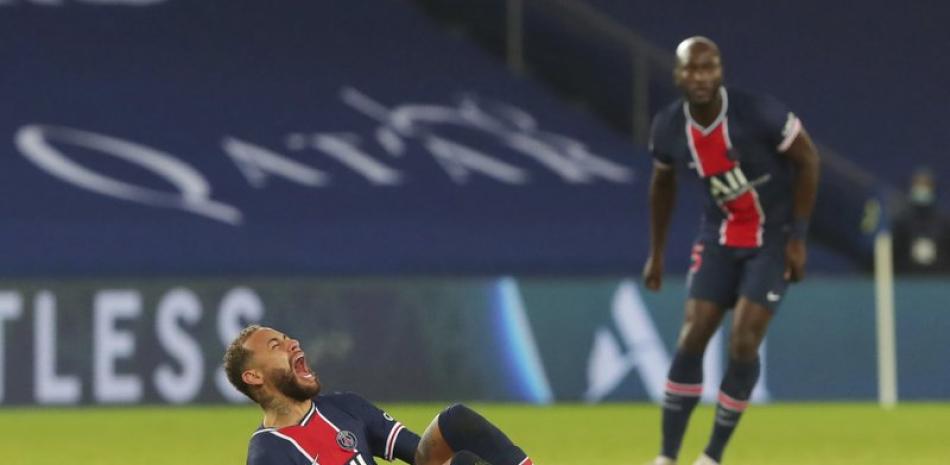 Neymar del Paris Saint-Germain cae al piso lesionado en el encuentro ante el Lyon el domingo.