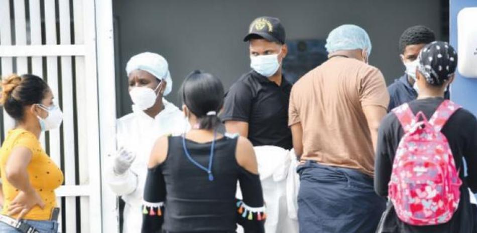 La afluencia de pacientes con coronavirus al hospital Marcelino Vélez Santana, ubicado en Herrera, ya desbordó el total de camas. JORGE CRUZ