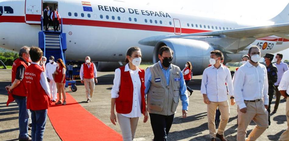 La reina Letizia (c-i) ha viajado este lunes a Honduras para transmitir el apoyo de España a las autoridades y ONG del país centroamericano tras los graves daños causados por los huracanes Iota y Eta y entregar ayuda humanitaria de la cooperación española para socorrer a los afectados. EFE/Ballesteros