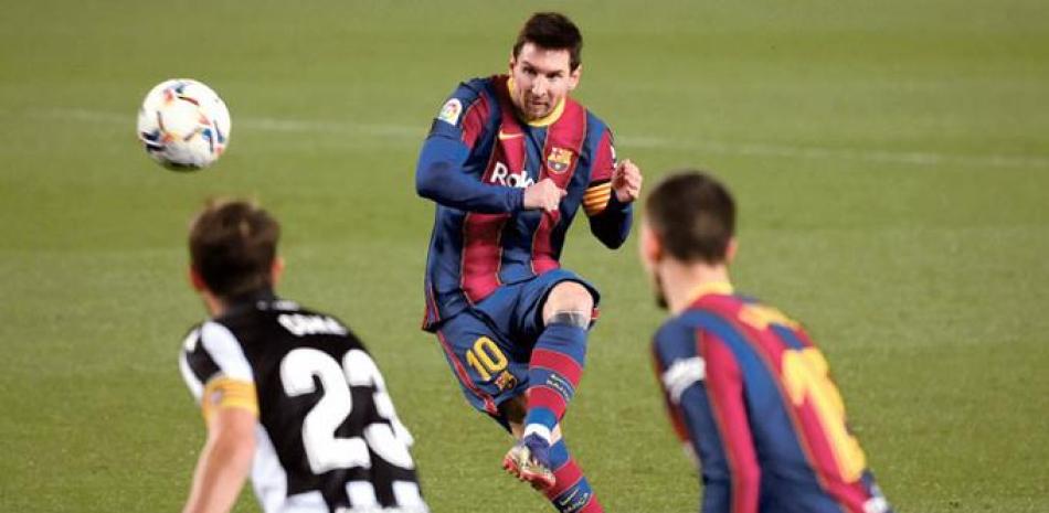 Lionel Messi, del Barcelona, se apresta a patear el balón durante el partido de ayer frente al Levante.