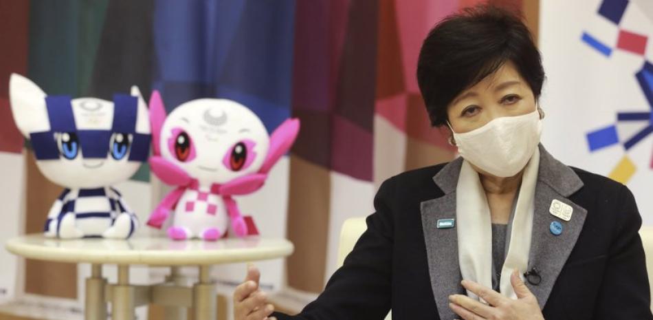 La gobernadora de Tokio, Yuriko Koike, habla en entrevista con The Associated Press en Tokio, el lunes 14 de diciembre de 2020.