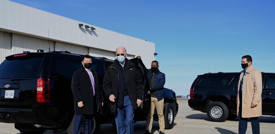 El presidente electo de Estados Unidos, Joe Biden, camina para hablar con la prensa antes de partir del aeropuerto de New Castle en Wilmington, Delaware, el 15 de diciembre de 2020. Biden viaja a Atlanta para hacer campaña por los demócratas en la segunda vuelta del Senado de Estados Unidos.
Jim WATSON / AFP