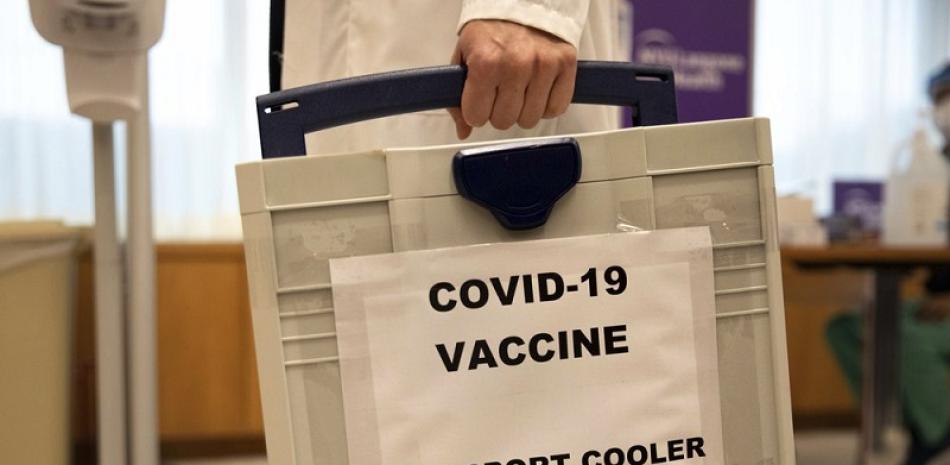 Imagen de una caja con la vacuna contra el COVID-19 desarrollada por Pfizer y BioNTech. Foto: AP/Kevin Hagen.