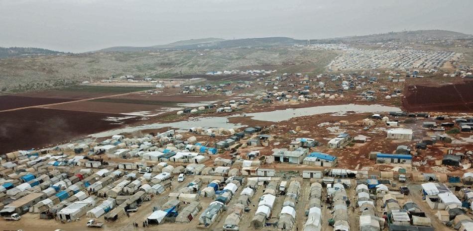 Una foto de un dron tomada el 15 de diciembre de 2020 muestra un campamento para sirios desplazados cerca de la ciudad de Kafr Lusin en la frontera con Turquía, en la provincia de Idlib, en el noroeste de Siria, controlada por los rebeldes.

Foto: Aaref WATAD / AFP
