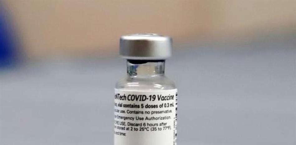 Vista de un recipiente de la vacuna de los laboratorios Pfizer/BioNTech contra la covid-19 disponible, el 15 de diciembre de 2020, en el Hospital Ashford de San Juan (Puerto Rico). EFE/Thais Llorca