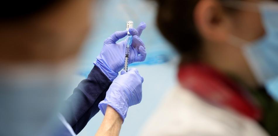 Los técnicos miden las dosis de la vacuna Pfizer para COVID-19 en el Virginia Hospital Center el 16 de diciembre de 2020 en Arlington, Virginia.

Foto: WIN MCNAMEE / GETTY IMAGES NORTH AMERICA / AFP