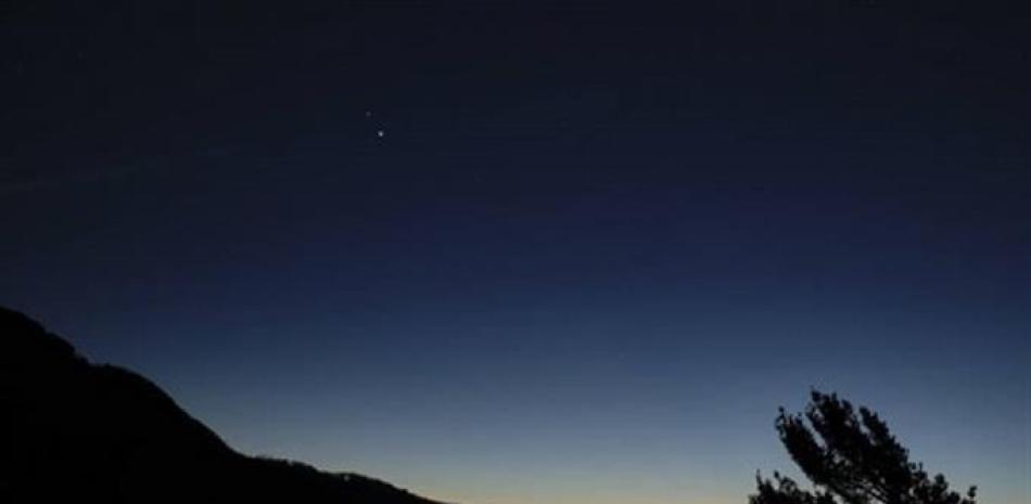 Saturno, arriba y Júpiter abajo, se ven después de la puesta del sol desde el Parque Nacional Shenandoah, el domingo 13 de diciembre de 2020, en Luray, Virginia. Su acercamiento será progresivo hasta el 21 de diciembre.

Foto: NASA/BILL INGALLS