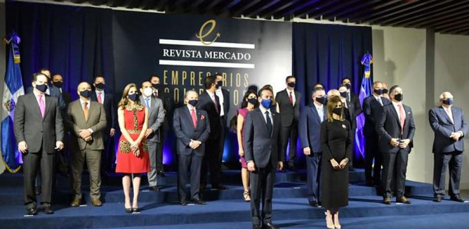 Veintinueve empresarios dominicanos fueron reconocidos anoche por la Revista Mercado por su solidaridad, liderazgo en el sector privado y porque apostaron al país en medio de la crisis sanitaria y económica provocada por el nuevo coronavirus Covid-19. /JORGE CRUZ/LISTÍN DIARIO