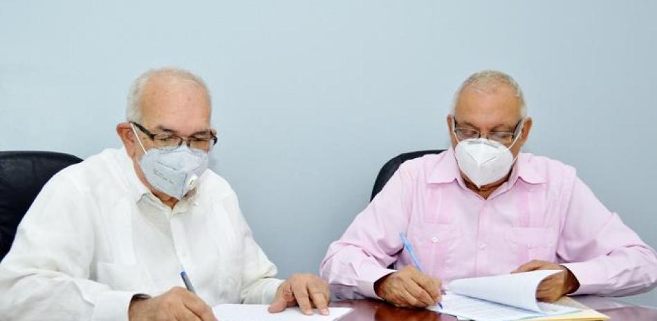 El administrador del Bagrícola, Fernando Durán y el director ejecutivo del Intabaco, Antonio Almonte Guzmán, durante la firma del acuerdo.