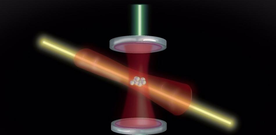 Los átomos están atrapados en una cavidad óptica compuesta por dos espejos. Cuando se coloca un láser de "compresión" a través de la cavidad, los átomos se entrelazan y su frecuencia se mide con un segundo láser, como plataforma para relojes atómicos más.

Foto: MIT/EP