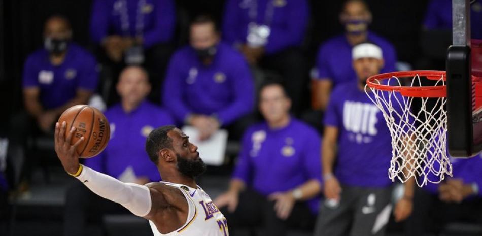 LeBron James completa la volcada ante el Heat de Miami en el sexto partido de las finales de la NBA. El miércoles 16 de diciembre del 2020 los Lakers se preparan para hacerlo de nuevo, ganar el campeonato pero ahora si con la oportunidad de celebrar con la afición.