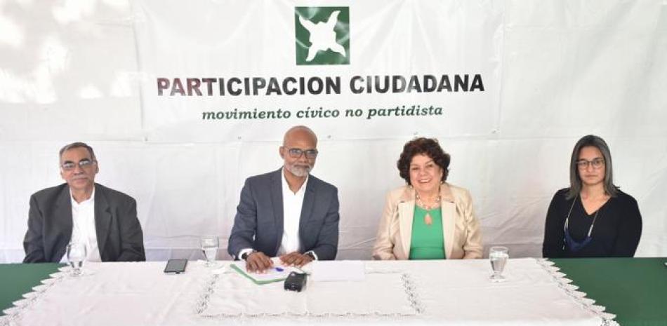Miembros del consejo nacional de Participación Ciudadana en la rueda de prensa.