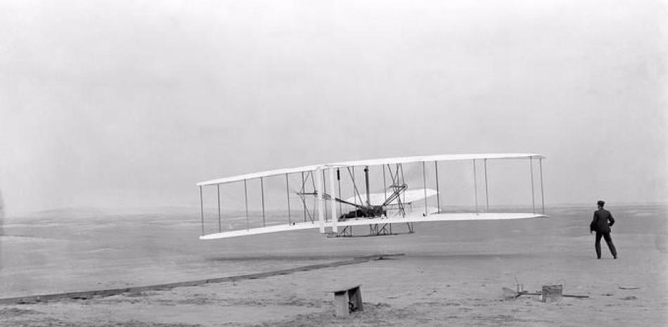 Fotografía original del primer vuelo con motor de la historia el 17 de diciembre de 1903. A los mandos Orville Wright; a la derecha, su hermano Wilbur. - BIBLIOTECA DEL CONGRESO DE LOS ESTADOS UNIDOS