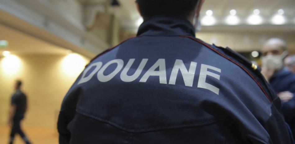 Un oficial de la policía fronteriza francesa se encuentra en la terminal de Eurostar en la estación Gare du Nord en París el 10 de diciembre de 2020.
ERIC PIERMONT / AFP