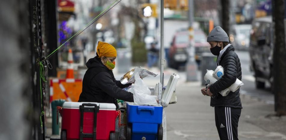 Sonia Pérez, de 50 años, vende tamales en la calle en Brooklyn, Nueva York. Foto: AP/Eduardo Muñoz Álvarez.