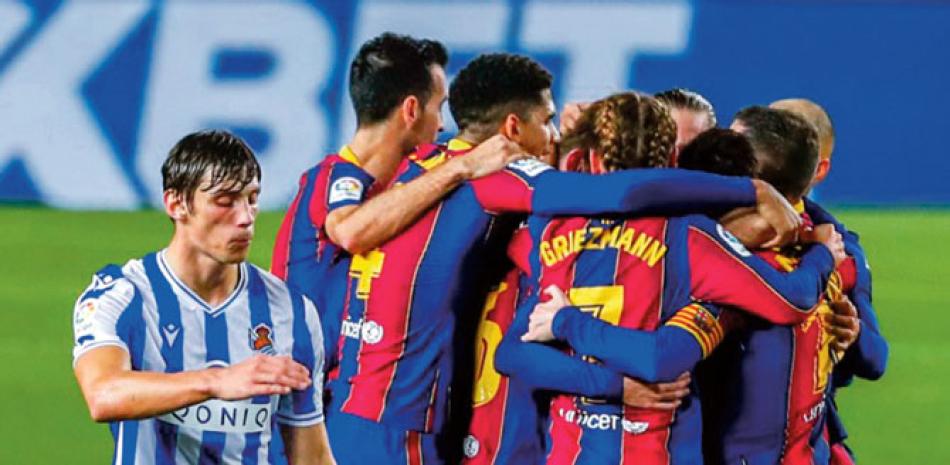 Integrantes del Barcelona celebran luego de uno de los goles que lograron ayer frente a la Real Sociedad.