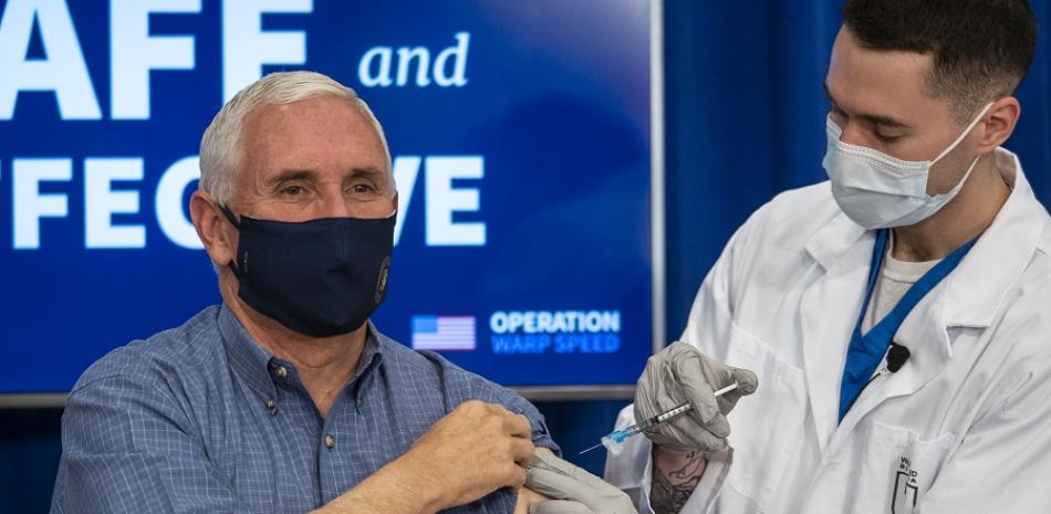 El vicepresidente de los Estados Unidos, Mike Pence, recibe una vacuna COVID-19 para promover la seguridad y eficacia de la vacuna en la Casa Blanca el 18 de diciembre de 2020 en Washington, DC.

Foto: Doug Mills-Pool / Getty Images / AFP