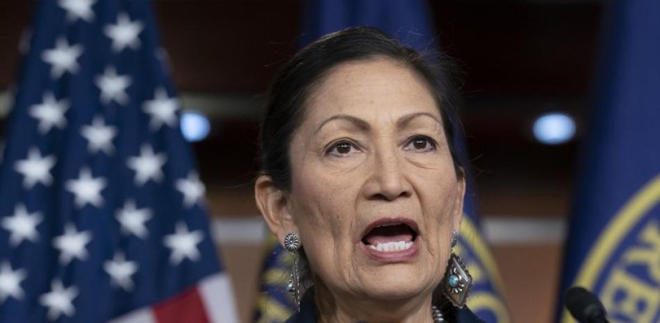 En esta fotografía del 5 de marzo de 2020, la representante Deb Haaland, demócrata por Nuevo México, copresidenta del Caucus de nativos americanos, habla con los periodistas sobre el Censo de 2020 en el Capitolio en Washington.

Foto: AP/J. Scott Applewhite