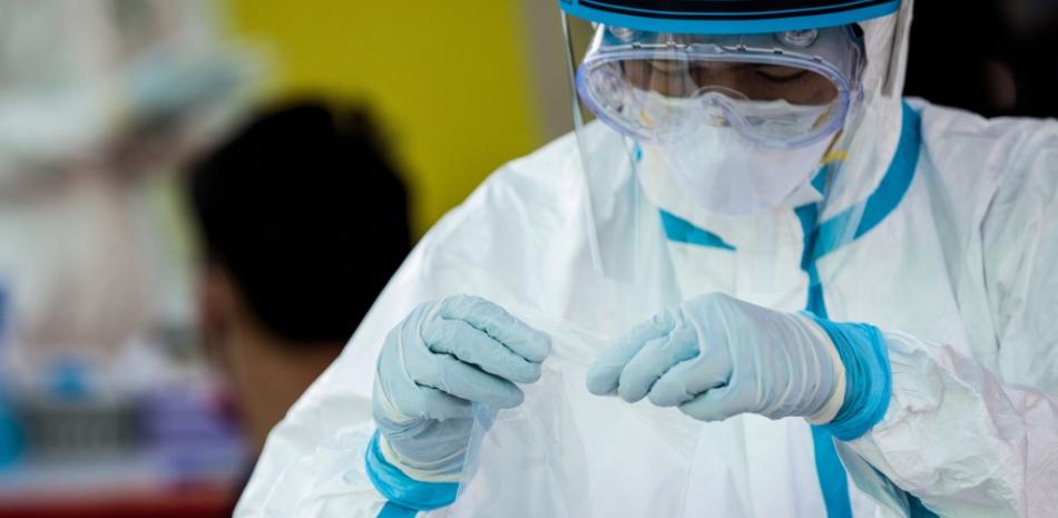 Un funcionario médico empaca una muestra de hisopo para detectar el coronavirus.

Foto: Jack Taylor/ AFP