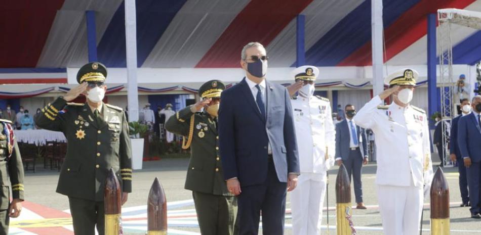 El presidente Luis Abinader encabezó ayer la graduación de guardiamarinas de la Academia Naval. FUENTE EXTERNA