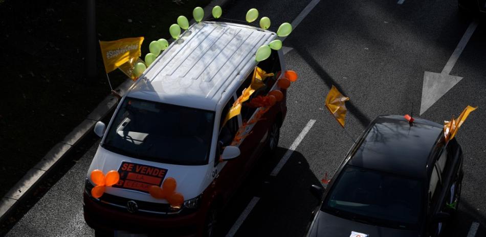 Los manifestantes conducen automóviles ondeando banderas y tocando la bocina mientras protestan contra la nueva ley de educación del gobierno español, conocida popularmente como "Ley Celaa" en Madrid el 20 de diciembre de 2020, un mes después de su aprobación.