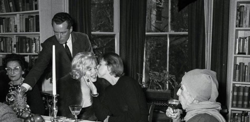 Cuando la invitaron a Estados Unidos, la escritora danesa Karen Blixen pidió conocer a la escritora Carson McCullers y a Marilyn Monroe. Cenaron con el marido de Marilyn -Arthur Miller- en casa de McCullers. Eran fans las unas de las otras.