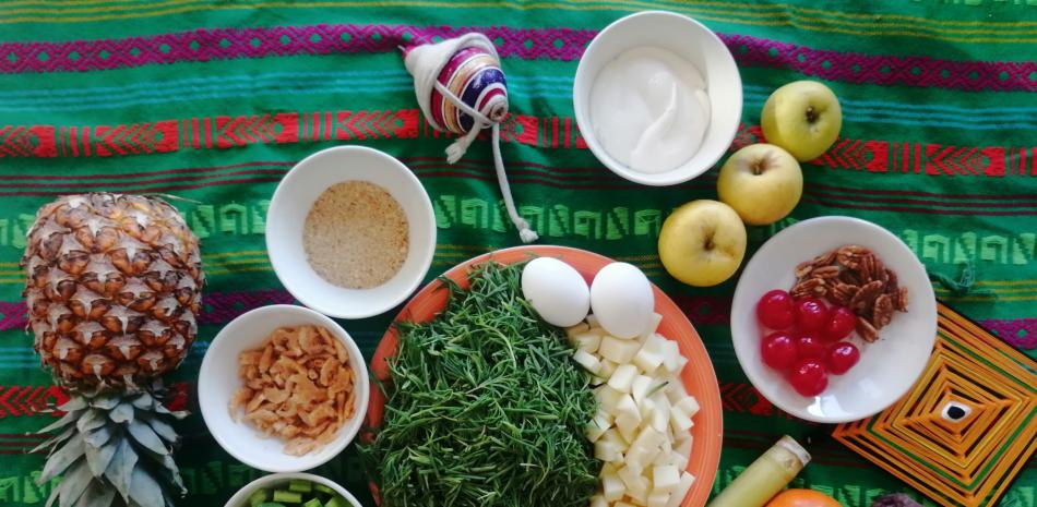 Los romeritos es un platillo que se consume en Navidad en México. Aquí los ingredientes, junto con el postre de ensalada de manzana.

Foto cedida por el chef Heriberto de Jesús Velarde Vargas