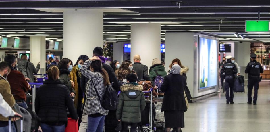 Los pasajeros hacen fila para el check-in en el Aeropuerto Internacional de Frankfurt en Frankfurt am Main, en el oeste de Alemania, el 21 de diciembre de 2020, en medio de la pandemia del nuevo coronavirus / COVID-19 en curso.

Foto: Armando BABANI / AFP