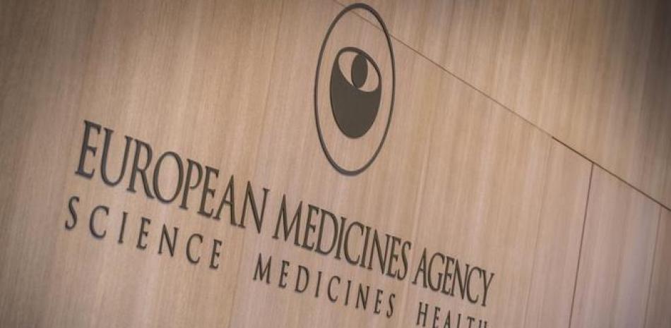 Esta foto de archivo tomada el 15 de noviembre de 2019 muestra el logotipo de la Agencia Europea de Medicamentos (EMA) en la entrada de su nuevo edificio sede en Ámsterdam. Lex van LIESHOUT / ANP / AFP