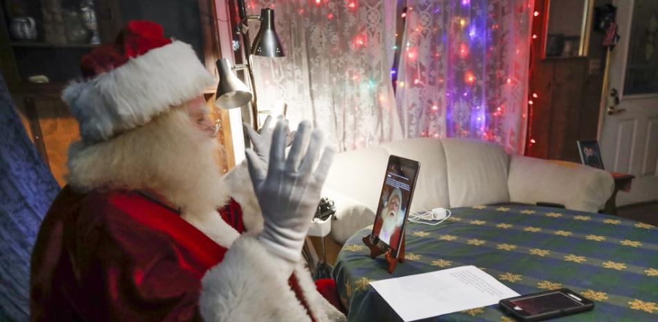 John Sullivan, de 81 años, vestido como Santa Claus graba un mensaje virtual para un cliente en su casa en Streamwood. A medida que la pandemia se intensifica, las visitas de los niños a Santa Claus se vuelven virtuales, para protegerlos a ellos y a los hombres de los grupos de alto riesgo que se disfrazan del viejo St. Nick.