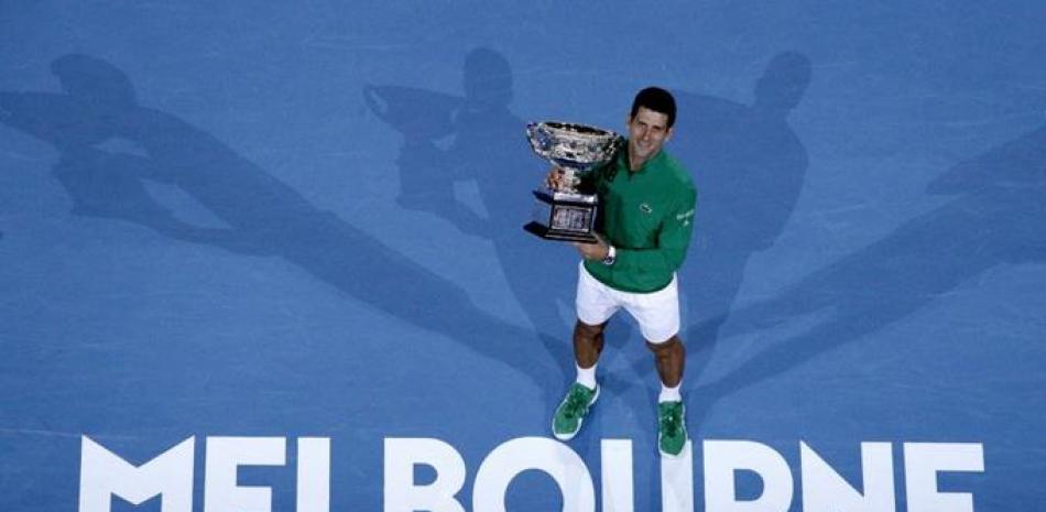 El serbio Novak Djokovic posa con la Copa Norman Brookes Challenge tras derrotar al austriaco Dominic Thiem en la final de hombres en sencillos del Abierto de Australia, en Melbourne.