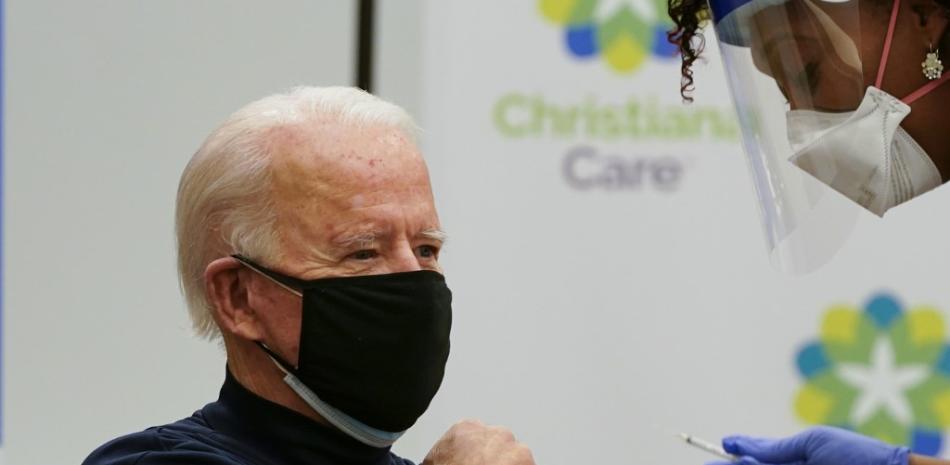 El presidente electo de EE. UU., Joe Biden, recibe la vacuna Covid-19 de Tabe Masa, enfermera especializada y jefa de servicios de salud para empleados, en el campus de Christiana Care en Newark, Delaware, el 21 de diciembre de 2020. Alex Edelman / AFP