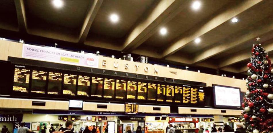 Pasajeros en la estación de Euston en Londres. AP