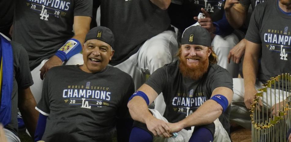 El manager de los Dodgers de Los Ángeles, Dave Roberts, y el tercera base Justin Turner, posan para una foto grupal después de que los Dodgers derrotaran a los Rays de Tampa Bay para ganar la Serie Mundial de béisbol en Arlington, Texas. Roberts no está seguro de que Turner o el ex lanzador All-Star David Price jugarán con los Dodgers de Los Ángeles en 2021.