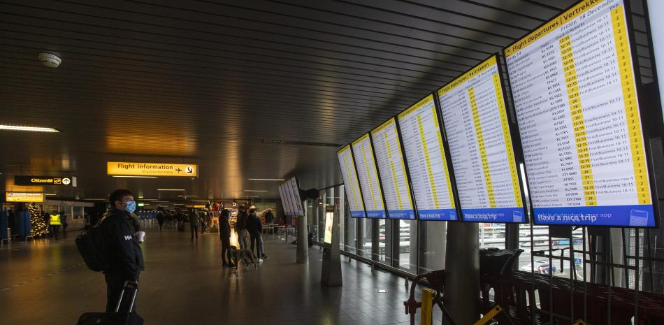 Los pasajeros pasan por el check-in en el Aeropuerto Internacional de Frankfurt en Frankfurt am Main, en el oeste de Alemania, el 21 de diciembre de 2020, en medio de la pandemia del nuevo coronavirus / COVID-19 en curso.

Foto: Armando Babani / AFP