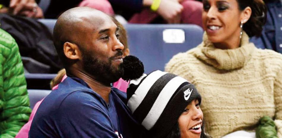 La imagen de Kobe Bryant y su hija “Gigi” viendo un juego de los Lakers en el Forum