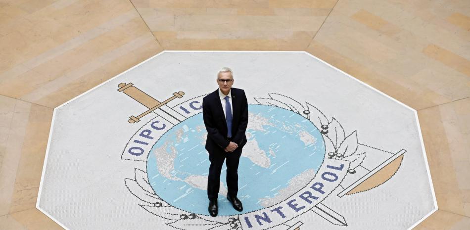 El secretario general de Interpol, Jurgen Stock, posa ante la agencia policial internacional en Lyon, en el centro de Francia, el jueves 8 de noviembre de 2018.

Foto: AP/Laurent Cipriani