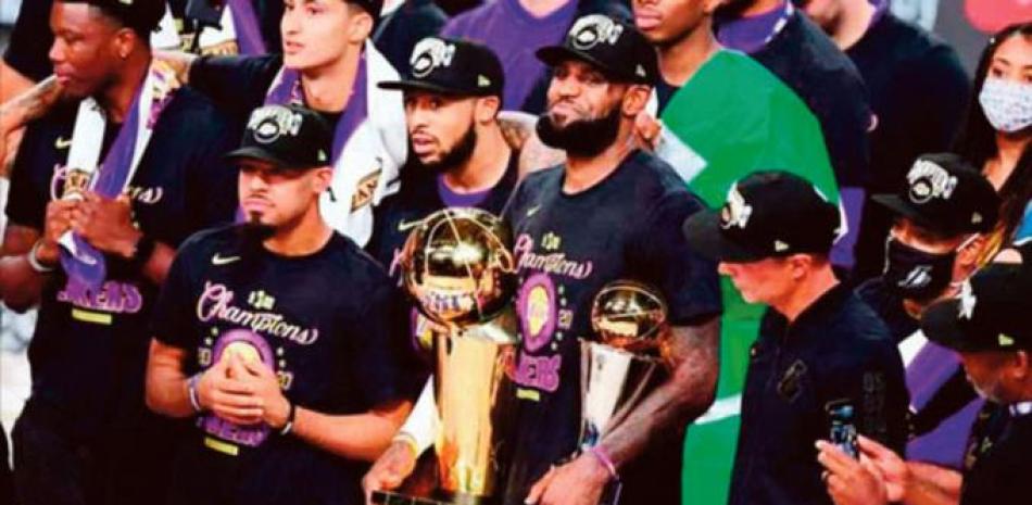 LeBron James y sus Lakers buscarán nuevamente levantar la corona este año.