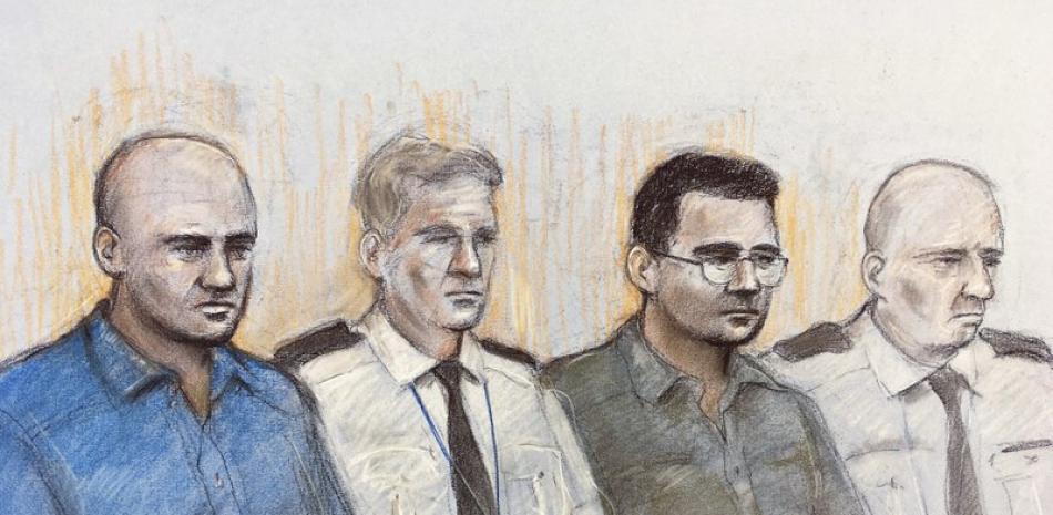 Retrato del artista del tribunal, fechado el 6 de octubre del 2020, muestra a dos acusados de tráfico de migrantes en el tribunal en Londres: Gheorghe Nica (izq) y Eamonn Harrison (der). (Elizabeth Cook/PA via AP, File)