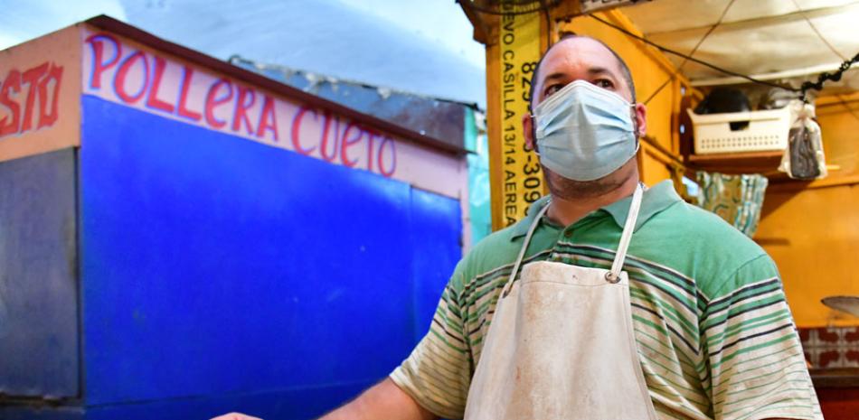 El comerciante Diego Cueto manifestó que la carne de cerdo y de pollo subió de precio y refiere que las ventas han bajado mucho. RAÚL ASENCIO.