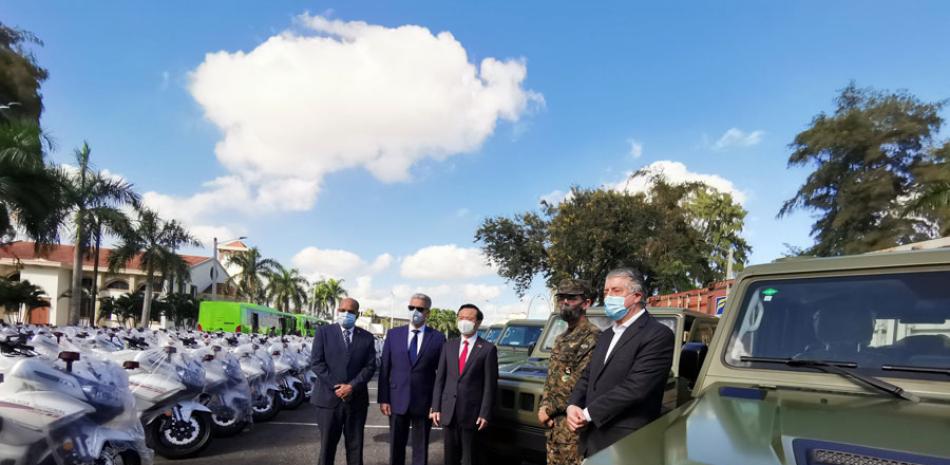 El embajador Zhang Run entregó los vehículos al ministro de Defensa, Carlos Díaz.
