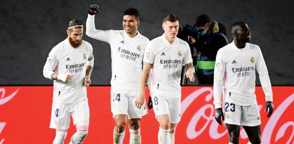 El brasileño Casemiro, del Real Madrid, celebra junto a otros compañeros tras anotar un gol frente al Granada.